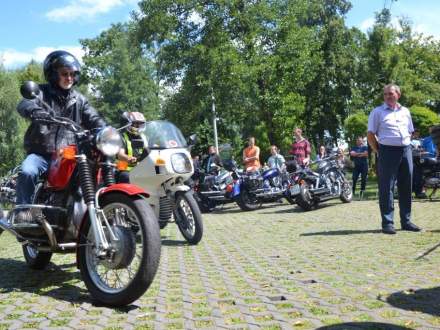 zabytkowe motocykle w parku